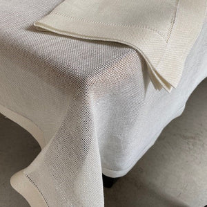 Linen napkin 50x50cm in white.