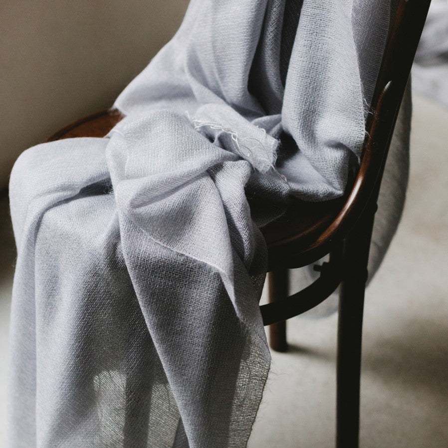 Cashmere throw in light gray 145x220 cm