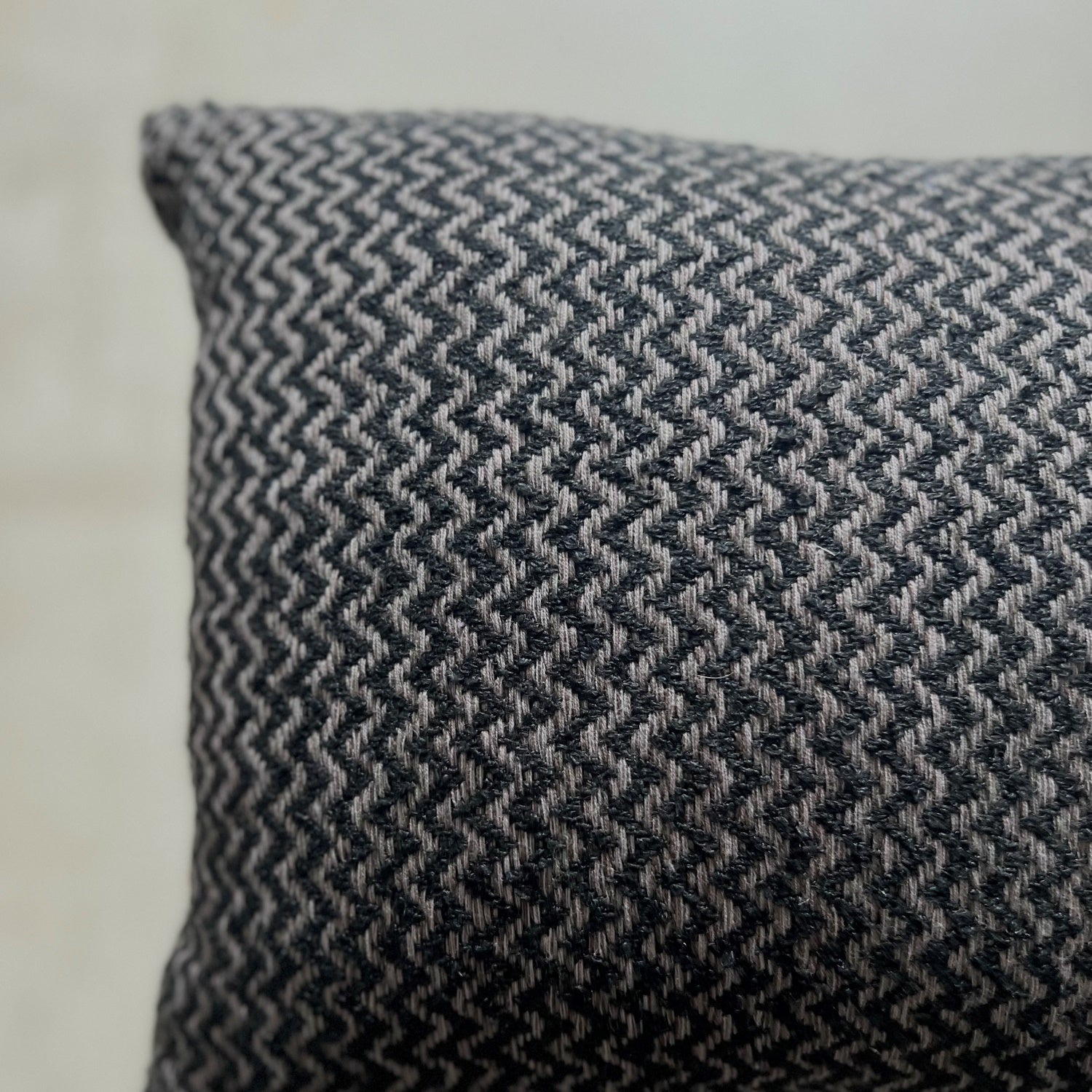 Handwoven linen boucle zig zag cushion 50x35 cm in black and anthracite.