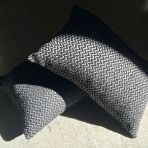 Handwoven linen boucle zig zag cushion 50x35 cm in black and anthracite.