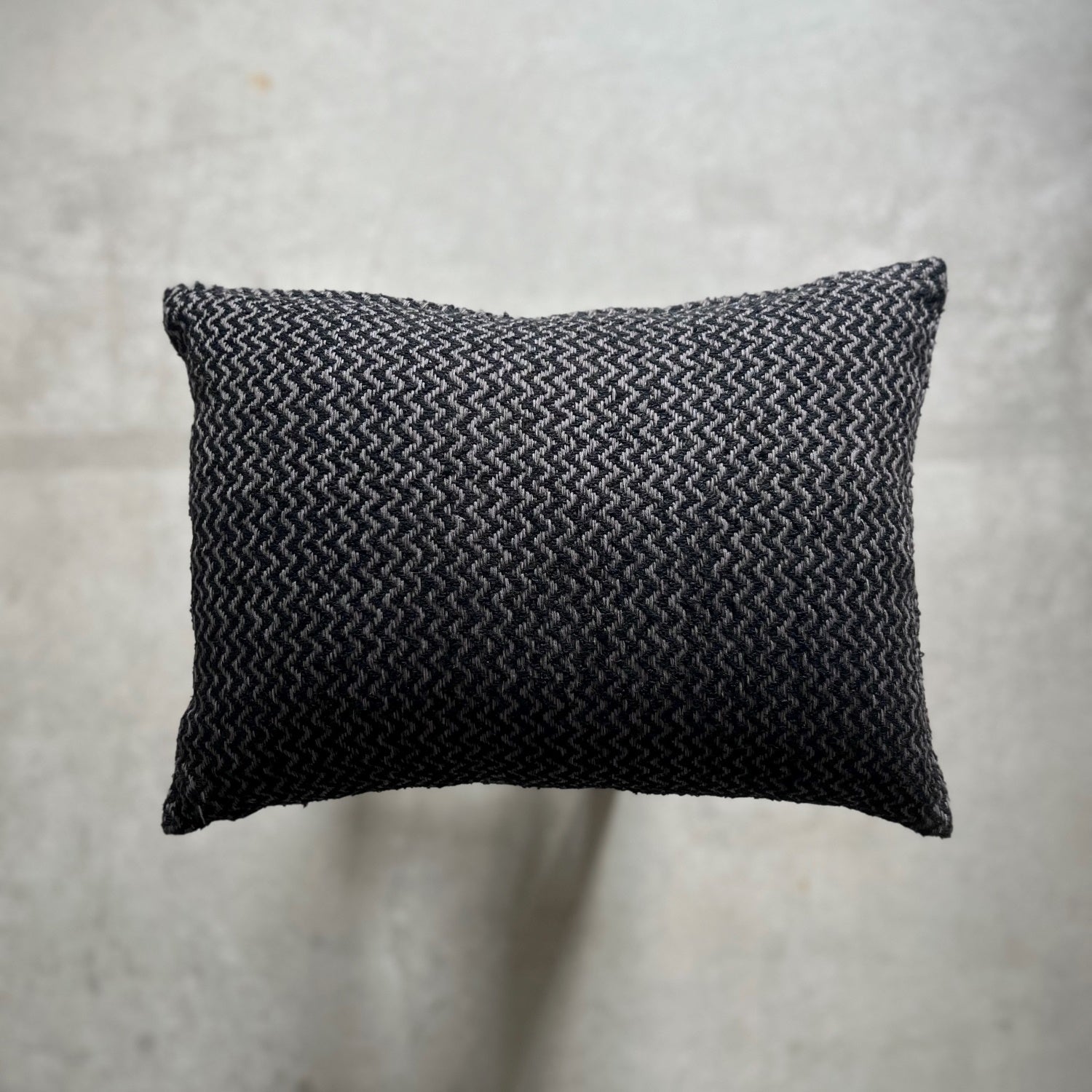 Handwoven linen boucle zig zag cushion 50x35 cm in black and anthracite.