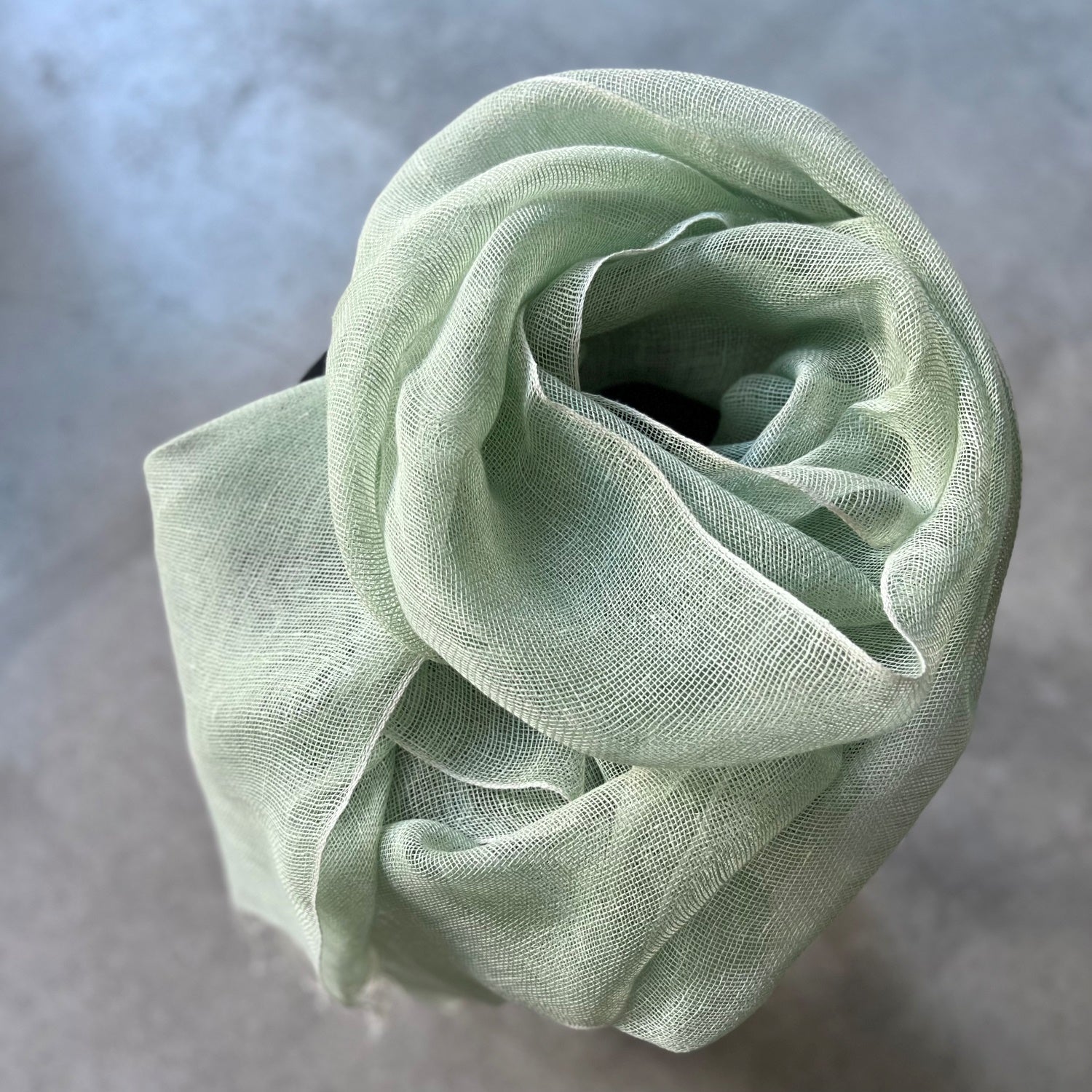 Linen scarf Tinita in mint 70x220 cm with hand twisted fringes