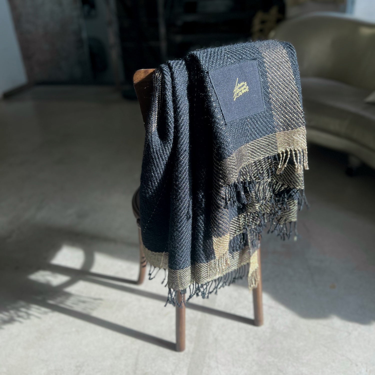 Handwoven linen mohair throw in black and gold with hand-twisted fringes 130x190 cm 