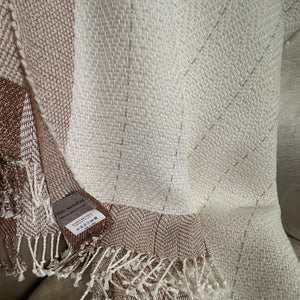 Handwoven linen alpaca throw in white and gold with hand-twisted fringes 140x190 cm 