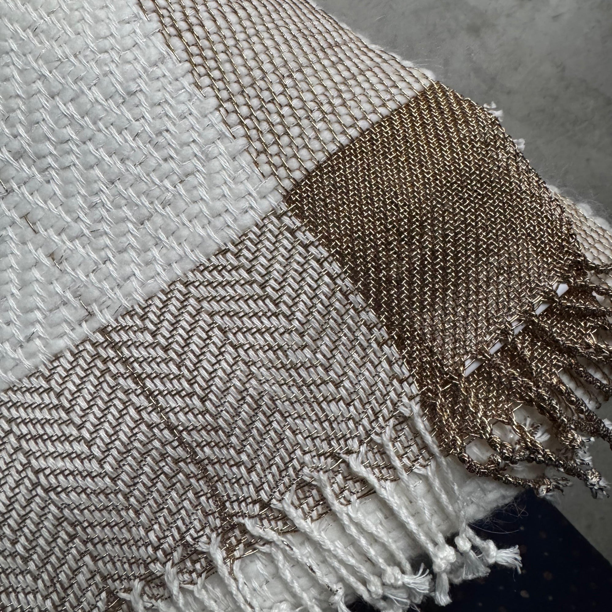 Handwoven linen alpaca throw in white and gold with hand-twisted fringes 140x190 cm 