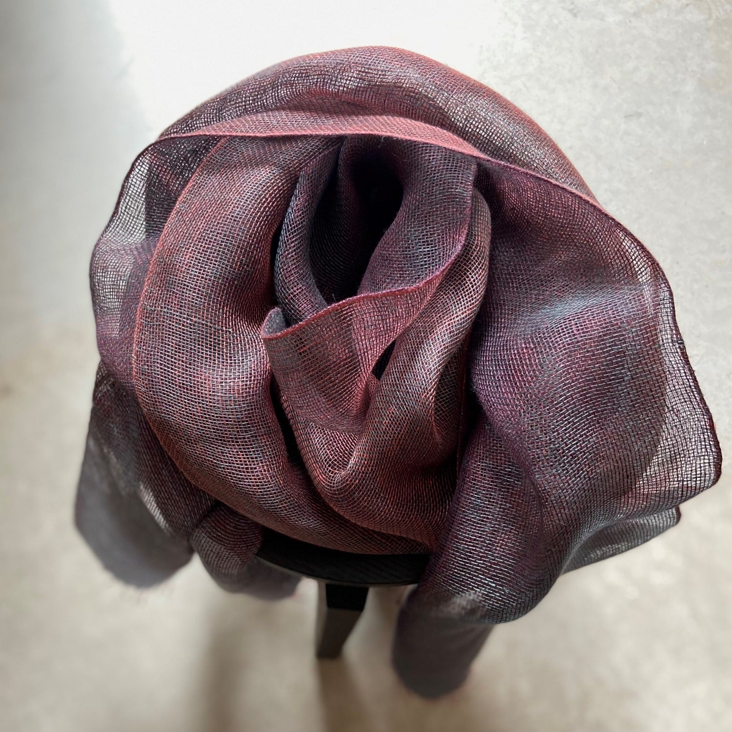 Double layer linen scarf in bordo 50x200 cm with hand-twisted fringes