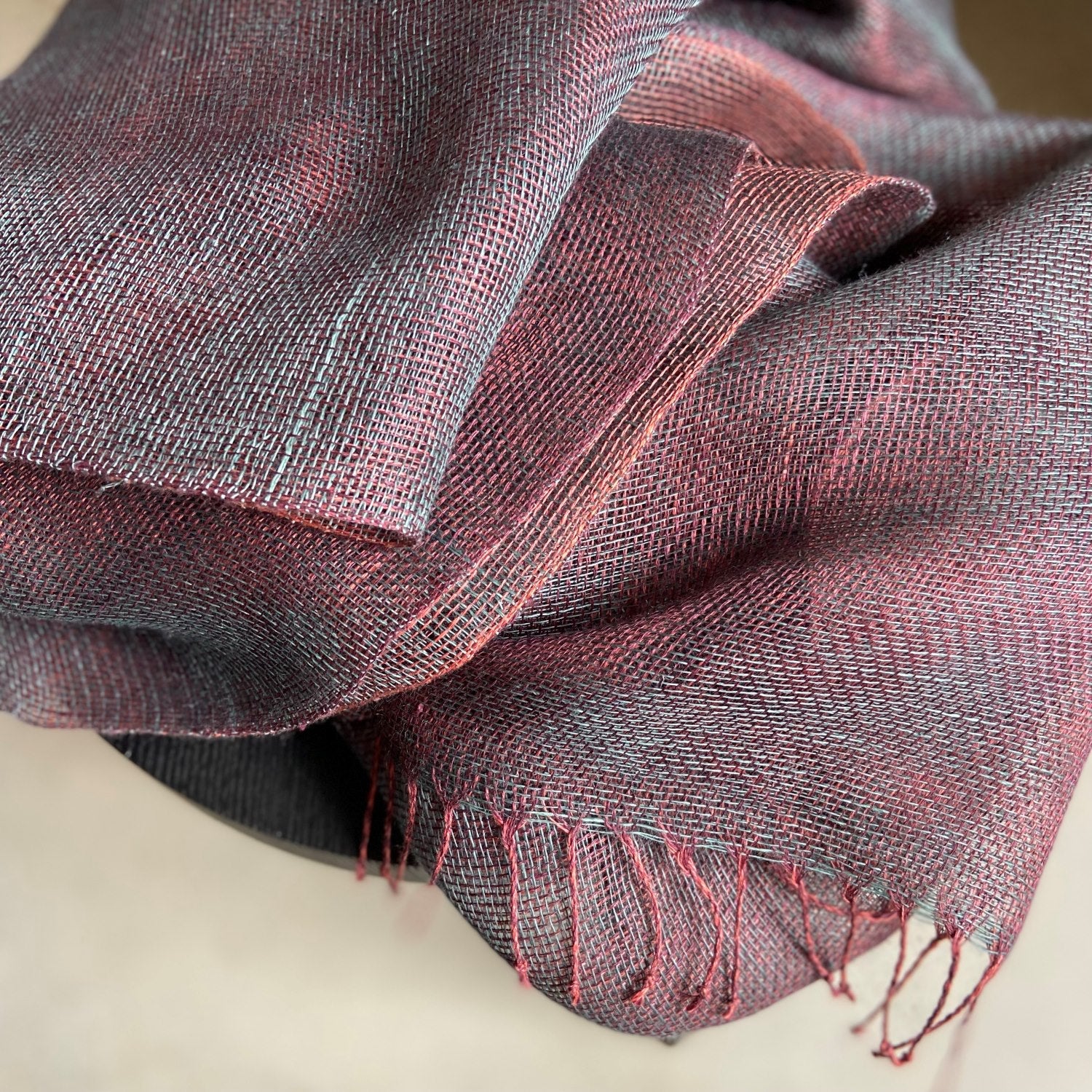 Double layer linen scarf in bordo 50x200 cm with hand-twisted fringes