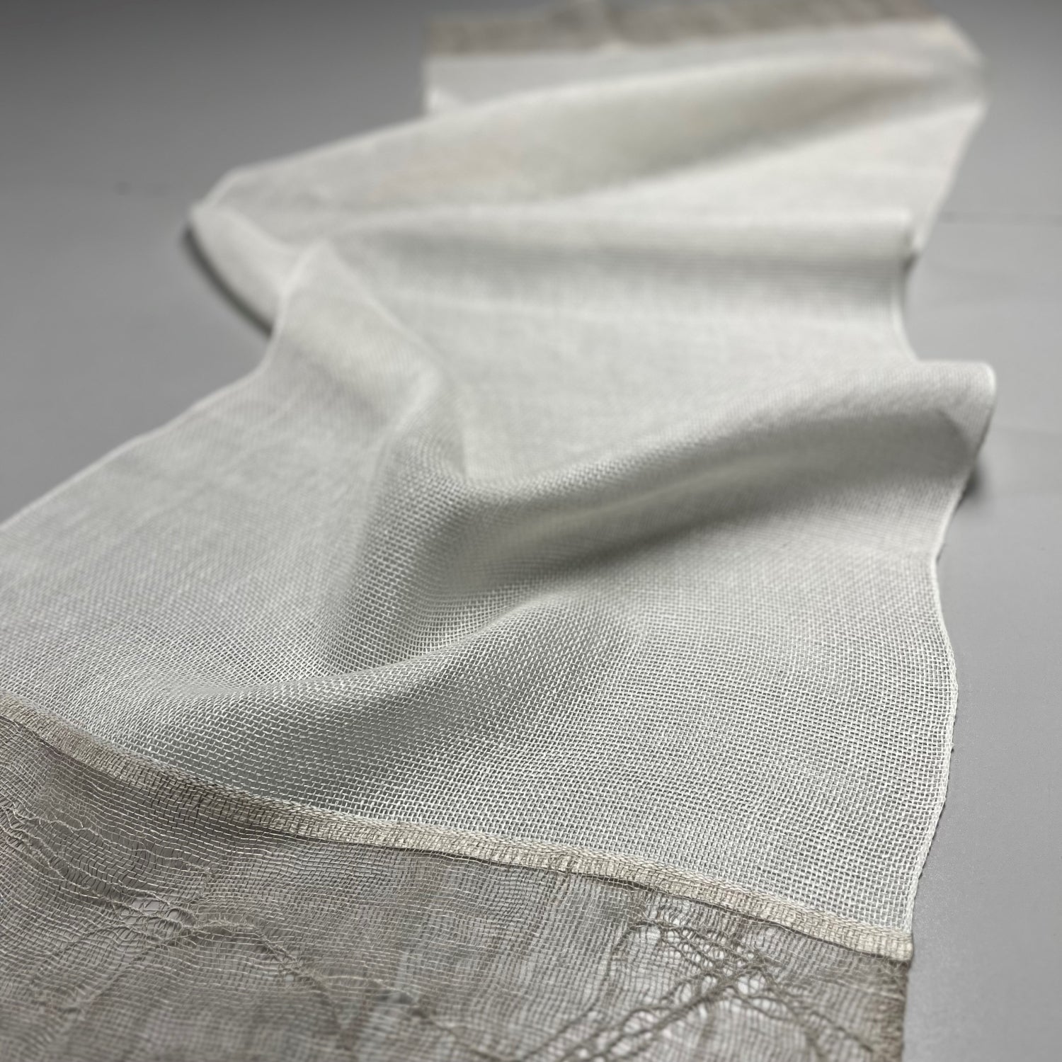 Handwoven linen table runner in white with decorative ends in natural color 50x140 cm