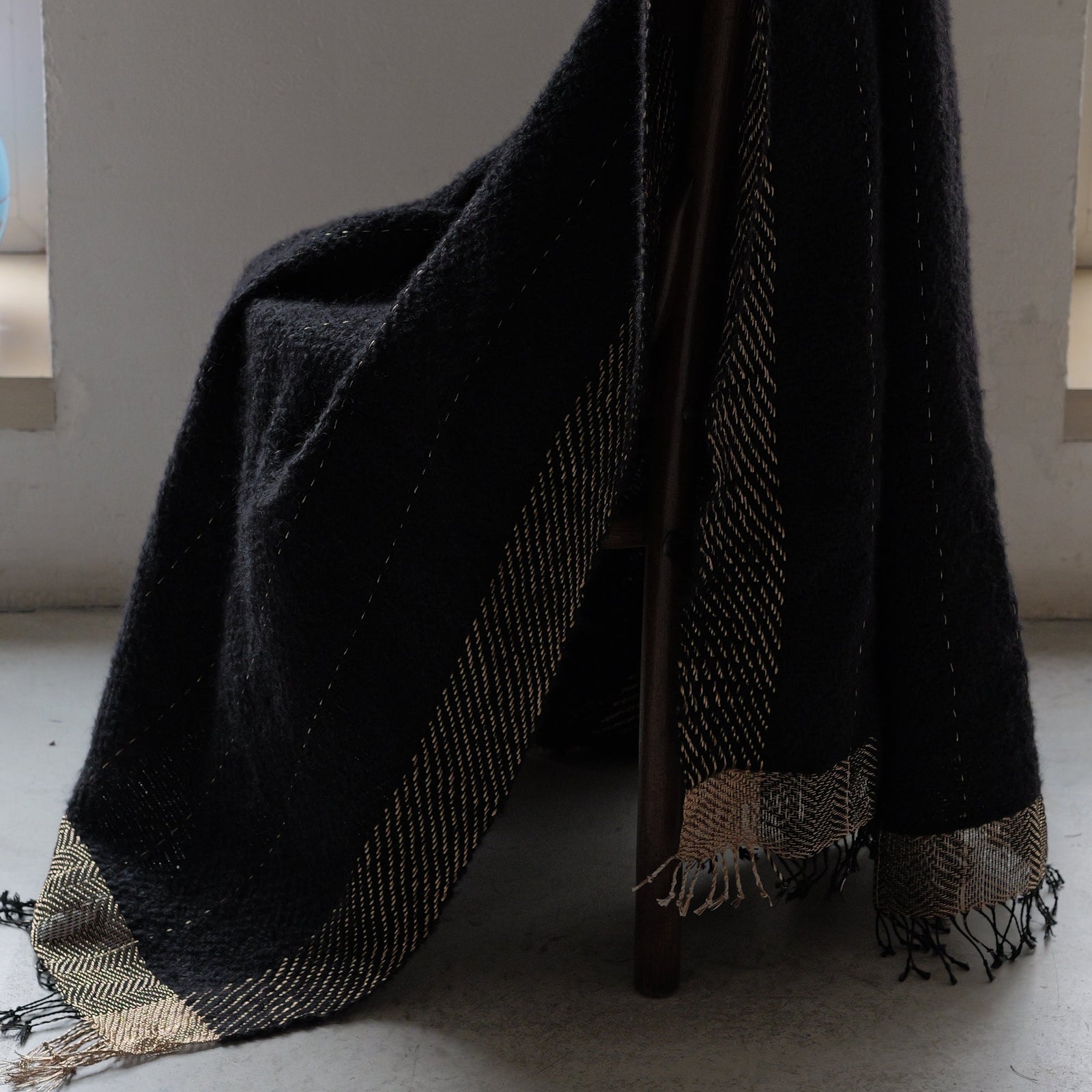Linen alpaca throw in black and gold, 130x190 cm