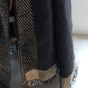 Linen alpaca throw in black and gold