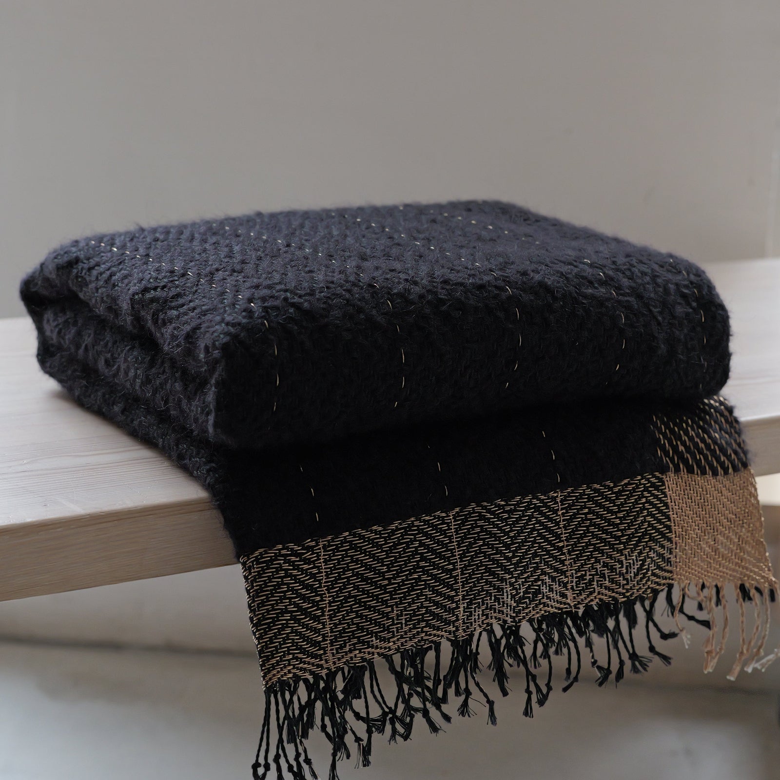 Linen alpaca throw in black and gold, 130x190 cm