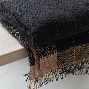 Linen alpaca throw in black and gold