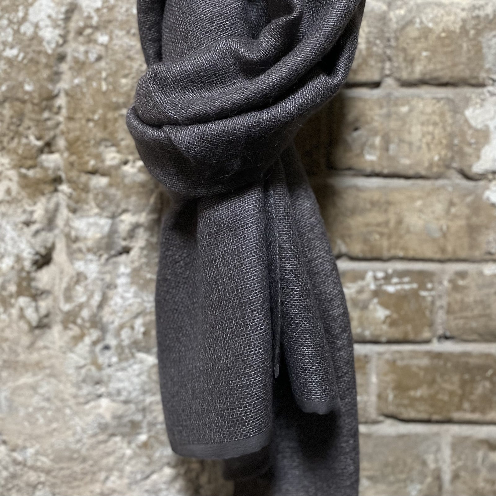 A soft and warm cashmere scarf in a ash brown hue 80x190cm