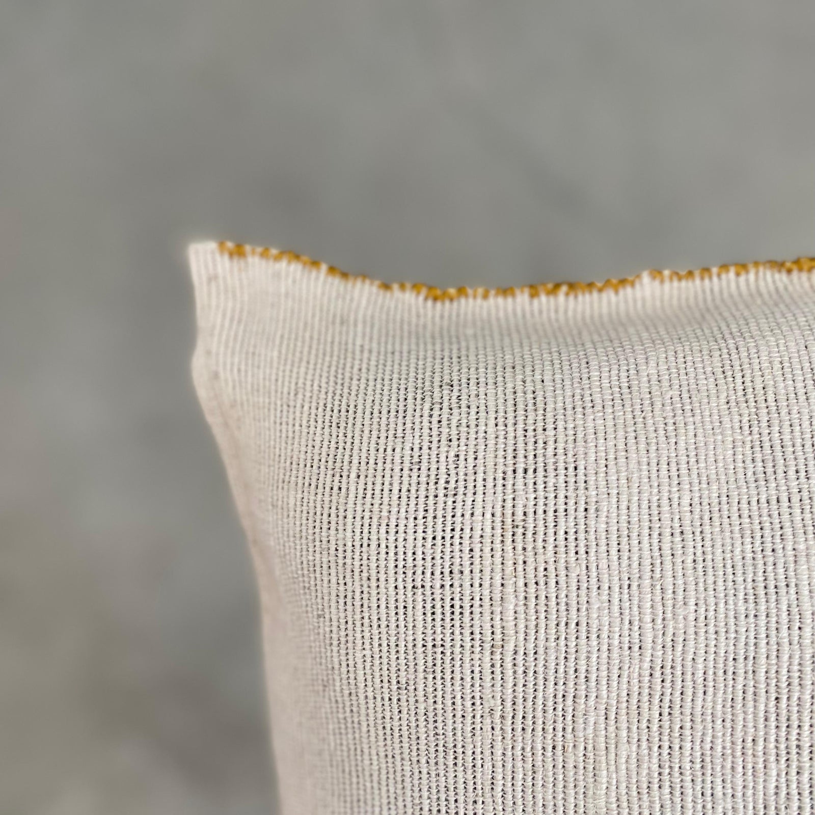 Linen cushion with golden thread 40x40 cm