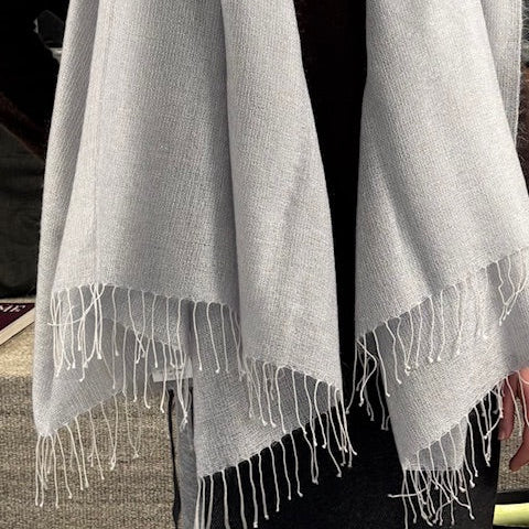 Cashmere scarf in light gray 145x220 cm