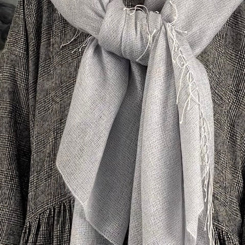 Cashmere scarf in light gray 145x220 cm