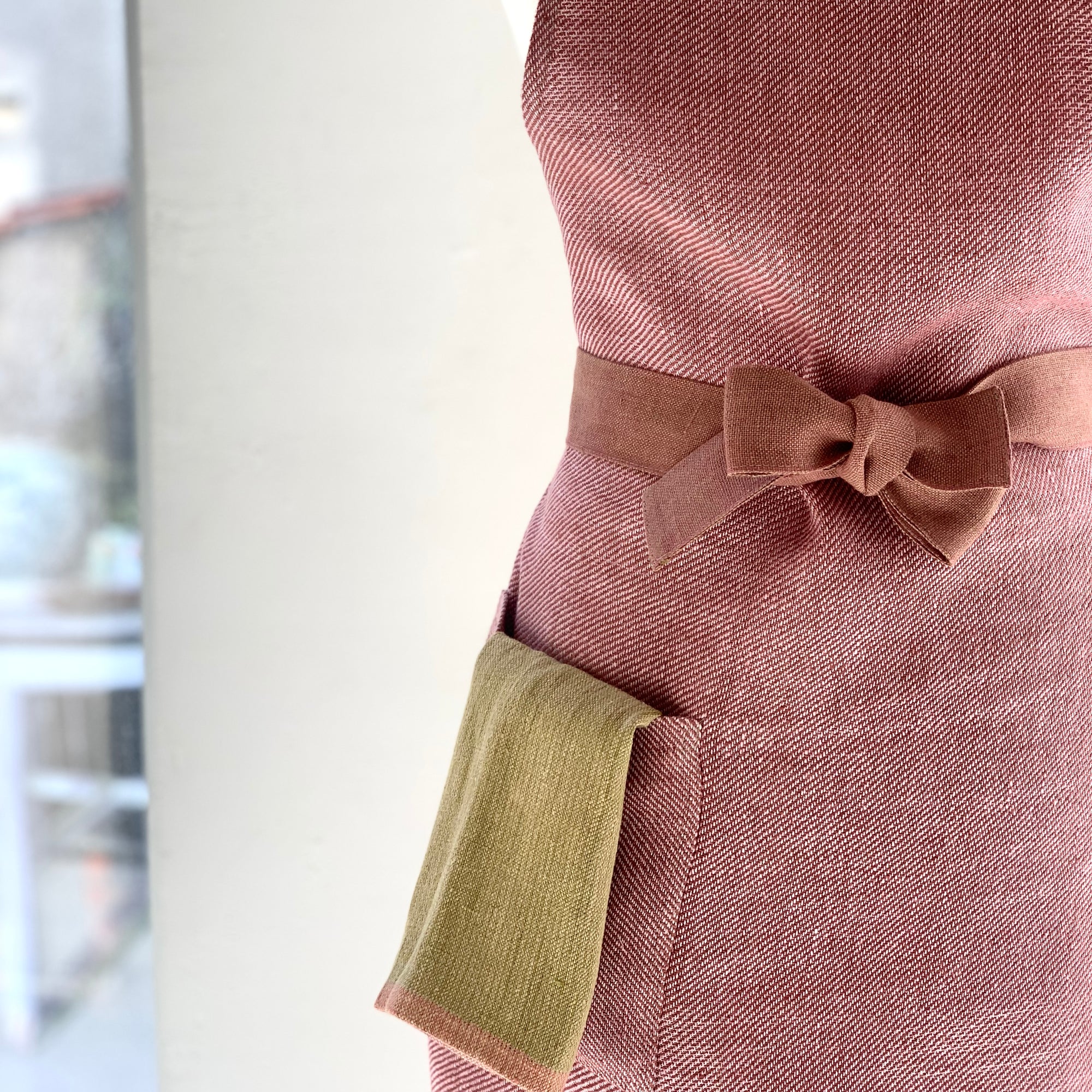 Linen apron in red 70x104 cm