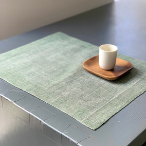 Double layered linen placemat in green and natural 45x35cm