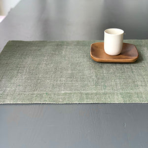 Double layered linen placemat in green and natural 45x35cm