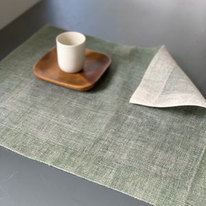 Double layered linen placemat in green and natural 45x35cm