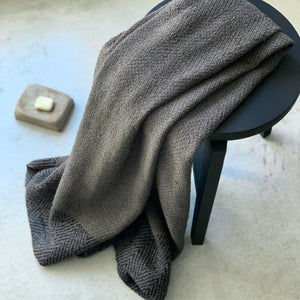 Linen bath towel in anthracite 90x170cm/ 50x70cm/ 50x100cm