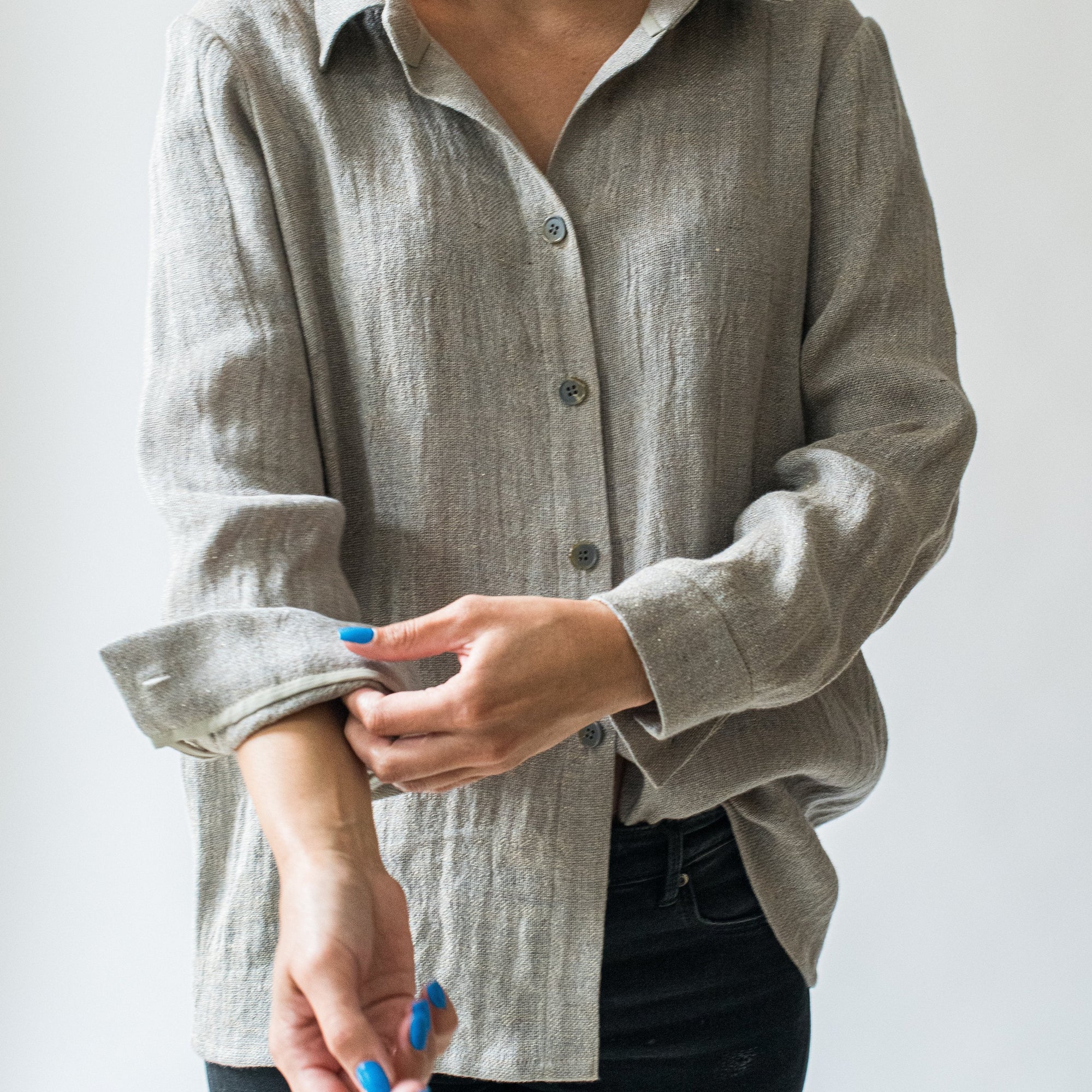 Linen shirt Jūra in grey with gold shine