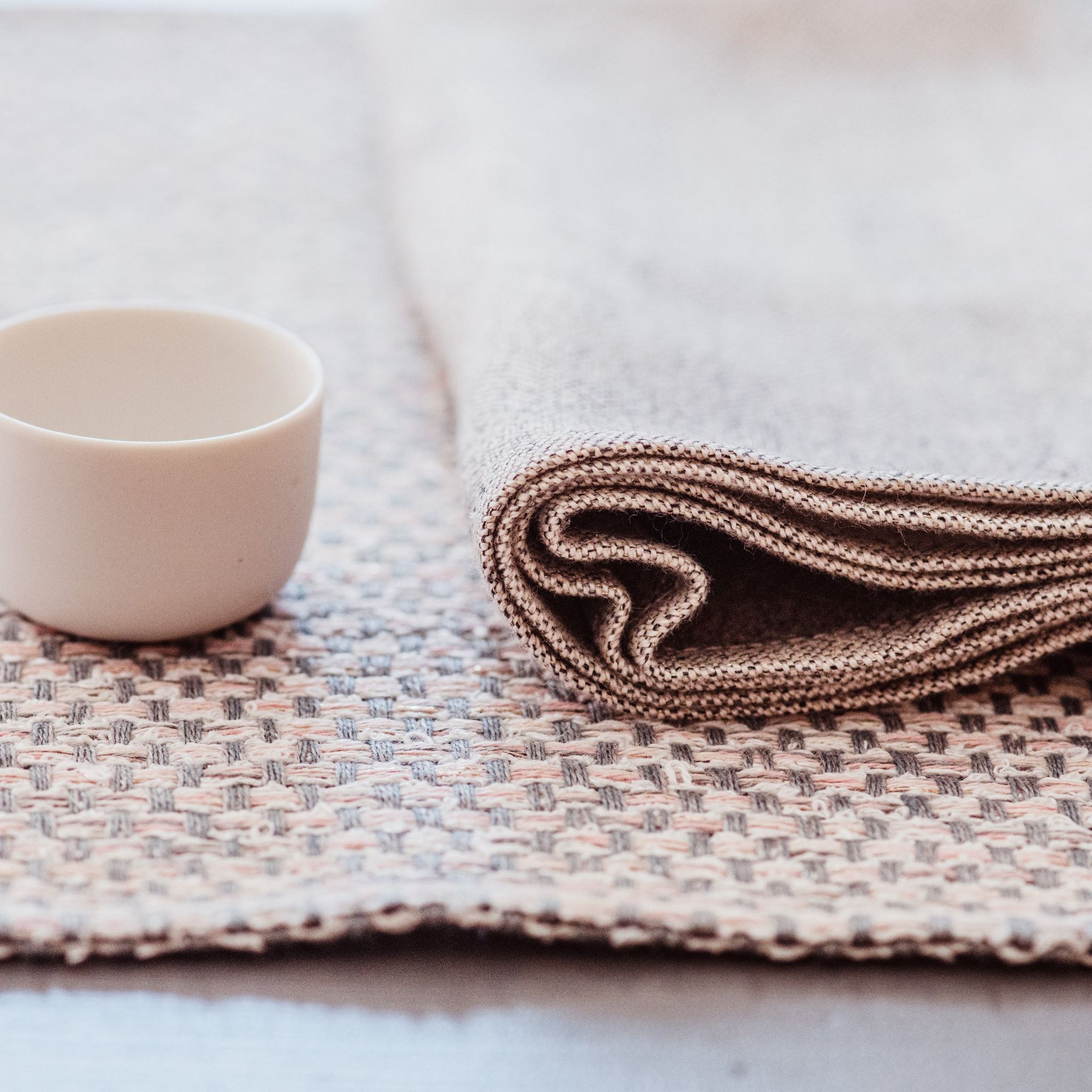 Linen boucle placemat 50x35cm in pink and blue grey