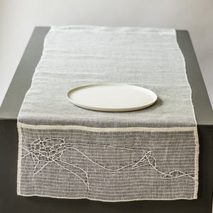 Linen table runner Tinita 50x165cm in white with gold shine