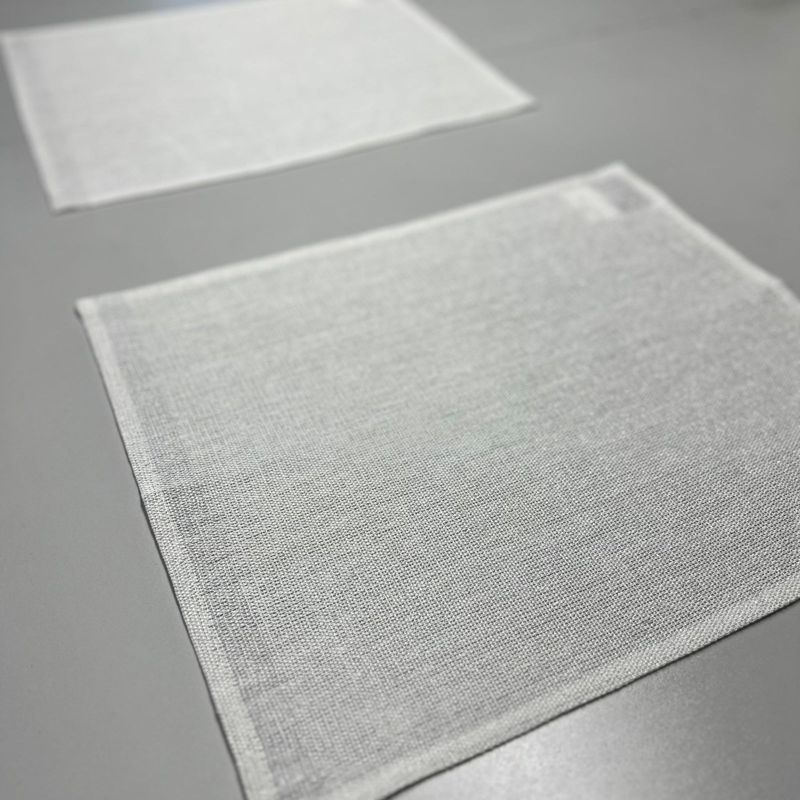 Handwoven Linen placemat with shimmer in white 40x30 cm