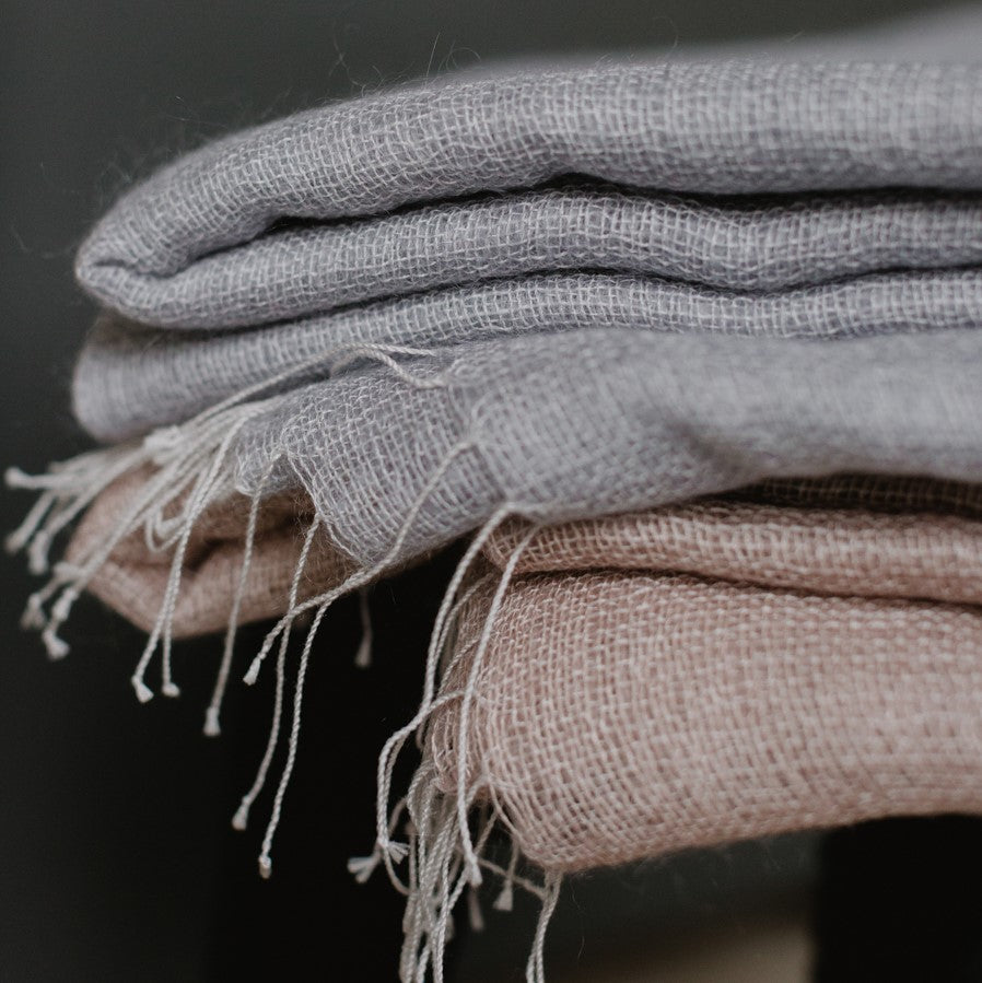 Cashmere throw in powder pink 145x200 cm