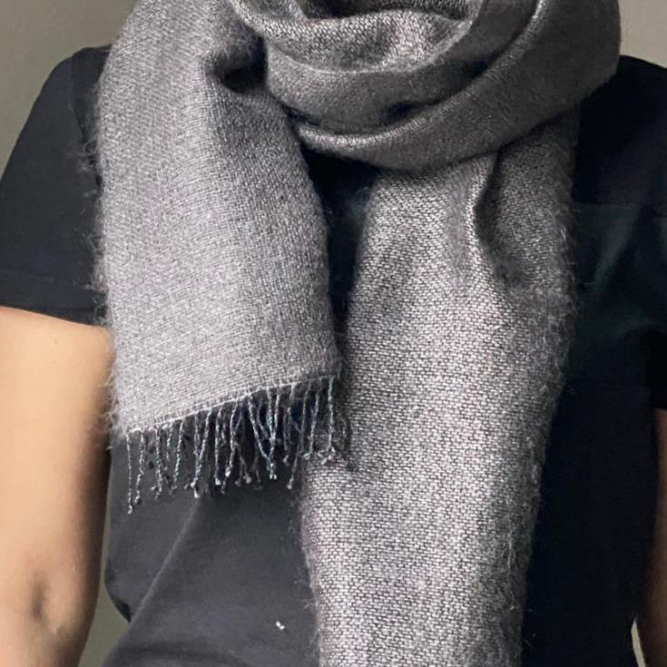 Double hand woven cashmere scarf 36x180cm in gray.
