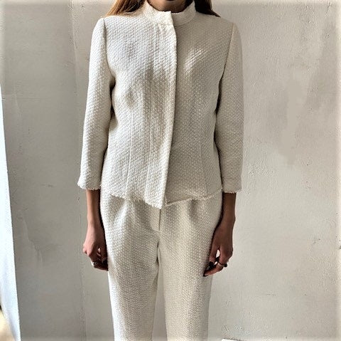 Linen jacket and trouser suit in white with concealed buttons, 3/4 sleeves and fringed hems