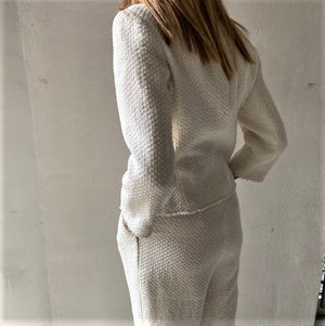 Linen jacket and trouser suit in white with concealed buttons, 3/4 sleeves and fringed hems